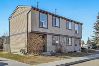 Photo 1: 80 3029 Rundleson Road NE in Calgary: Rundle Row/Townhouse for sale : MLS®# A2117369