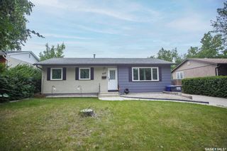 Photo 1: 1041 Mahoney Avenue in Saskatoon: Massey Place Residential for sale : MLS®# SK903003