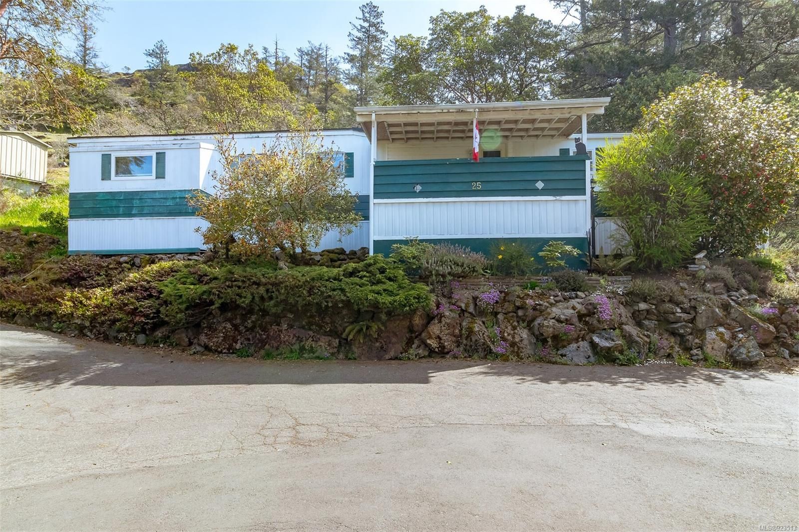 Main Photo: 25 2587 Selwyn Rd in Langford: La Mill Hill Manufactured Home for sale : MLS®# 923513