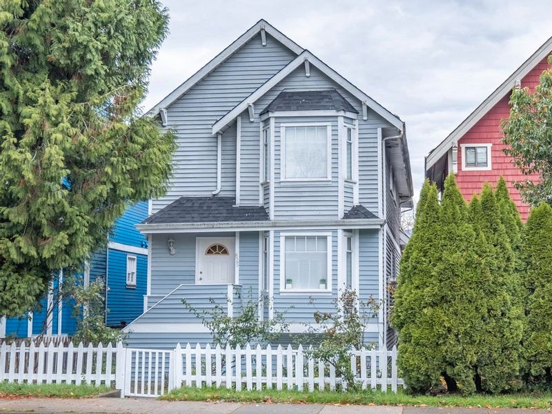 FEATURED LISTING: 827 12TH Avenue East Vancouver