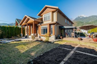 Photo 3: 39737 GOVERNMENT Road in Squamish: Northyards House for sale : MLS®# R2657829