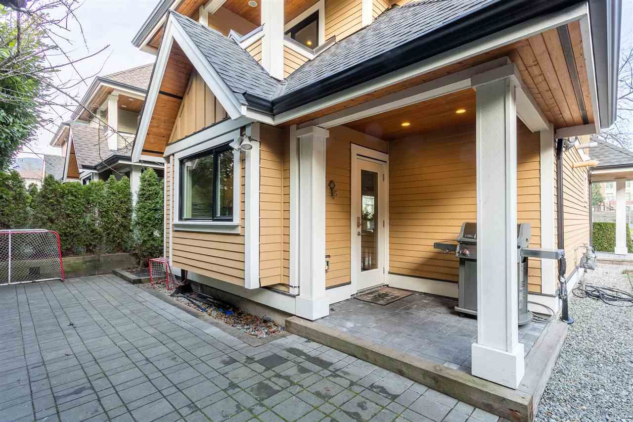 Main Photo: 875 RIDGEWAY Avenue in North Vancouver: Central Lonsdale Townhouse for sale : MLS®# R2039049