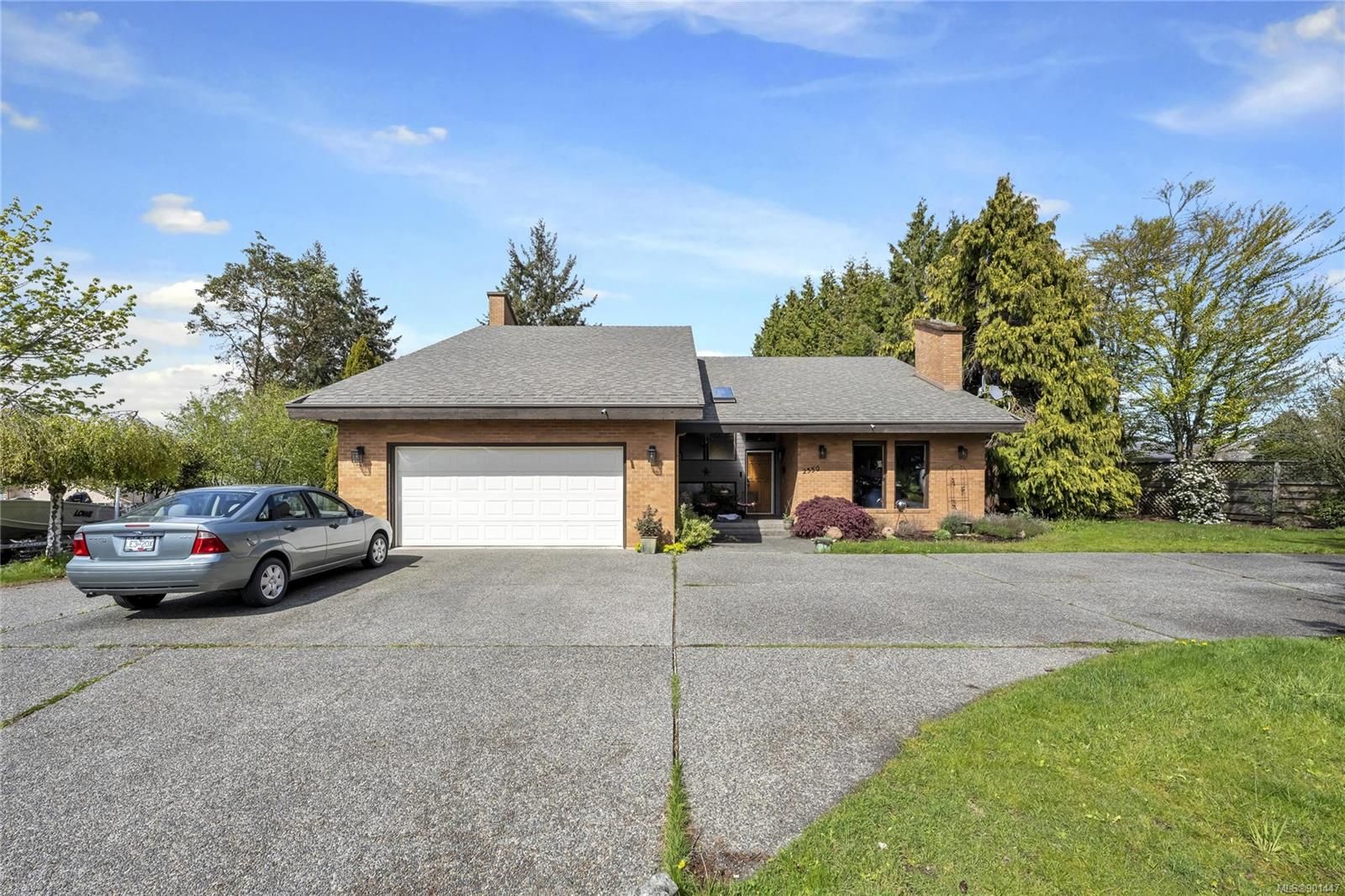 Main Photo: 2350 Styan Rd in Central Saanich: CS Tanner House for sale : MLS®# 901447