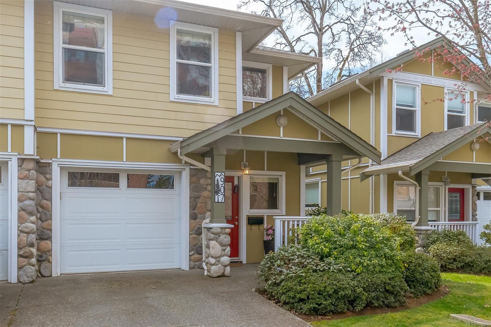 Main Photo: 907 Brock Ave in Langford: La Langford Proper Row/Townhouse for sale : MLS®# 898507