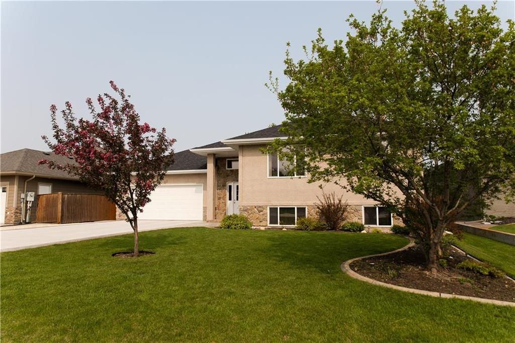 Main Photo: 5 Fairway Close in Steinbach: Clearspring Greens Residential for sale (R16)  : MLS®# 202314271