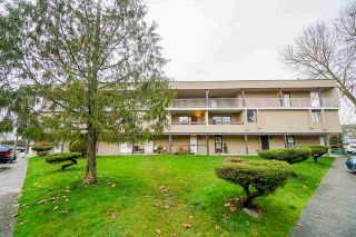 Photo 1: 49 17708 60 Avenue in Surrey: Cloverdale BC Condo for sale in "Clover Park Gardens" (Cloverdale)  : MLS®# R2420452