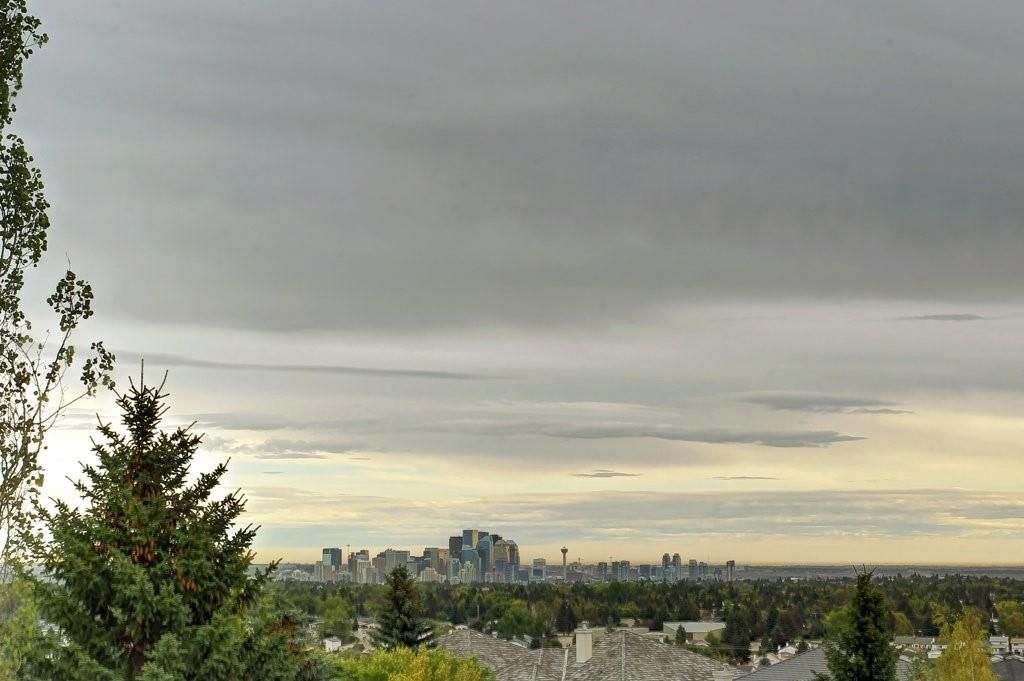 Main Photo: 115 SIGNAL HILL PT SW in Calgary: Signal Hill House for sale : MLS®# C4267987