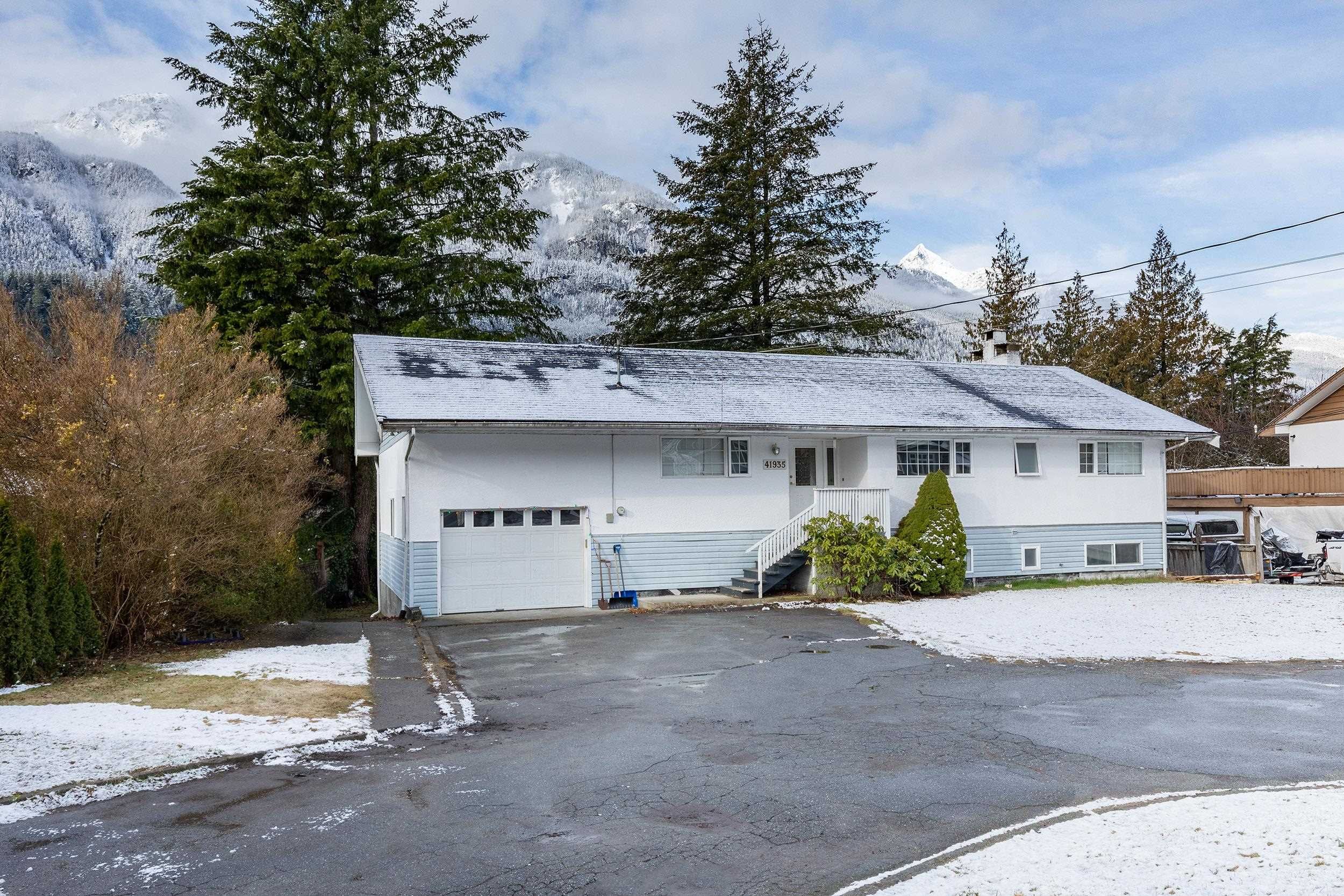 Main Photo: 41935 BIRKEN Road in Squamish: Brackendale House for sale : MLS®# R2753938