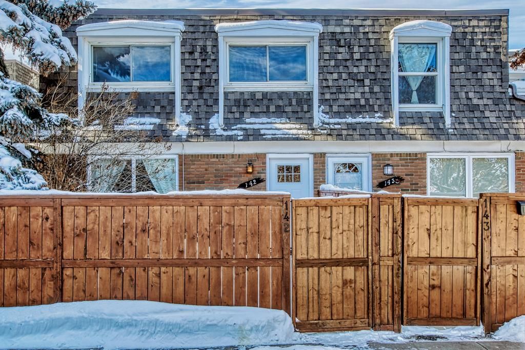 Main Photo: 142 330 Canterbury Drive SW in Calgary: Canyon Meadows Row/Townhouse for sale : MLS®# A2028480