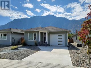 Photo 1: 397 10th Avenue in Keremeos: House for sale : MLS®# 10304649