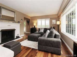Photo 2: 2320 Hollyhill Pl in VICTORIA: SE Arbutus Half Duplex for sale (Saanich East)  : MLS®# 652006