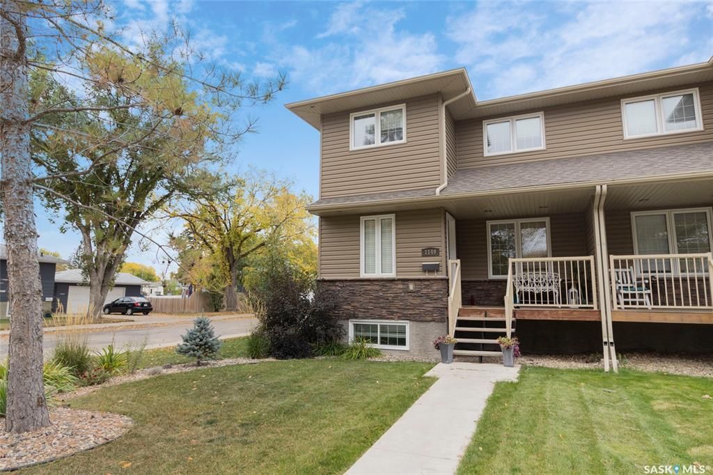 Main Photo: 1149 M Avenue South in Saskatoon: Holiday Park Residential for sale : MLS®# SK946333