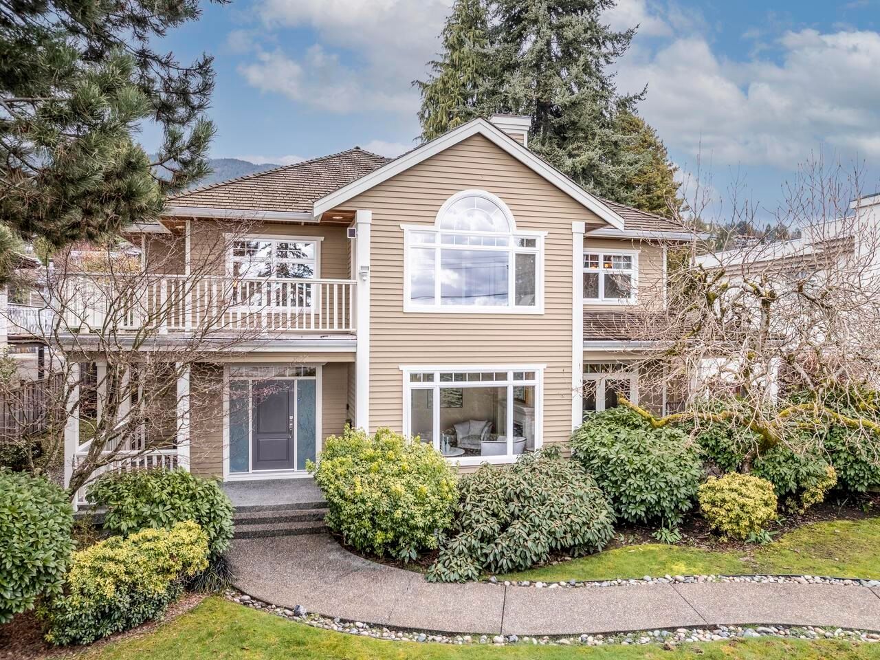 Main Photo: 2437 KINGS Avenue in West Vancouver: Dundarave House for sale : MLS®# R2716020