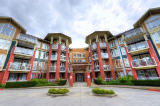 Photo 1: 208 14 E ROYAL Avenue in New Westminster: Fraserview NW Condo for sale in "VICTORIA HILL" : MLS®# R2244673