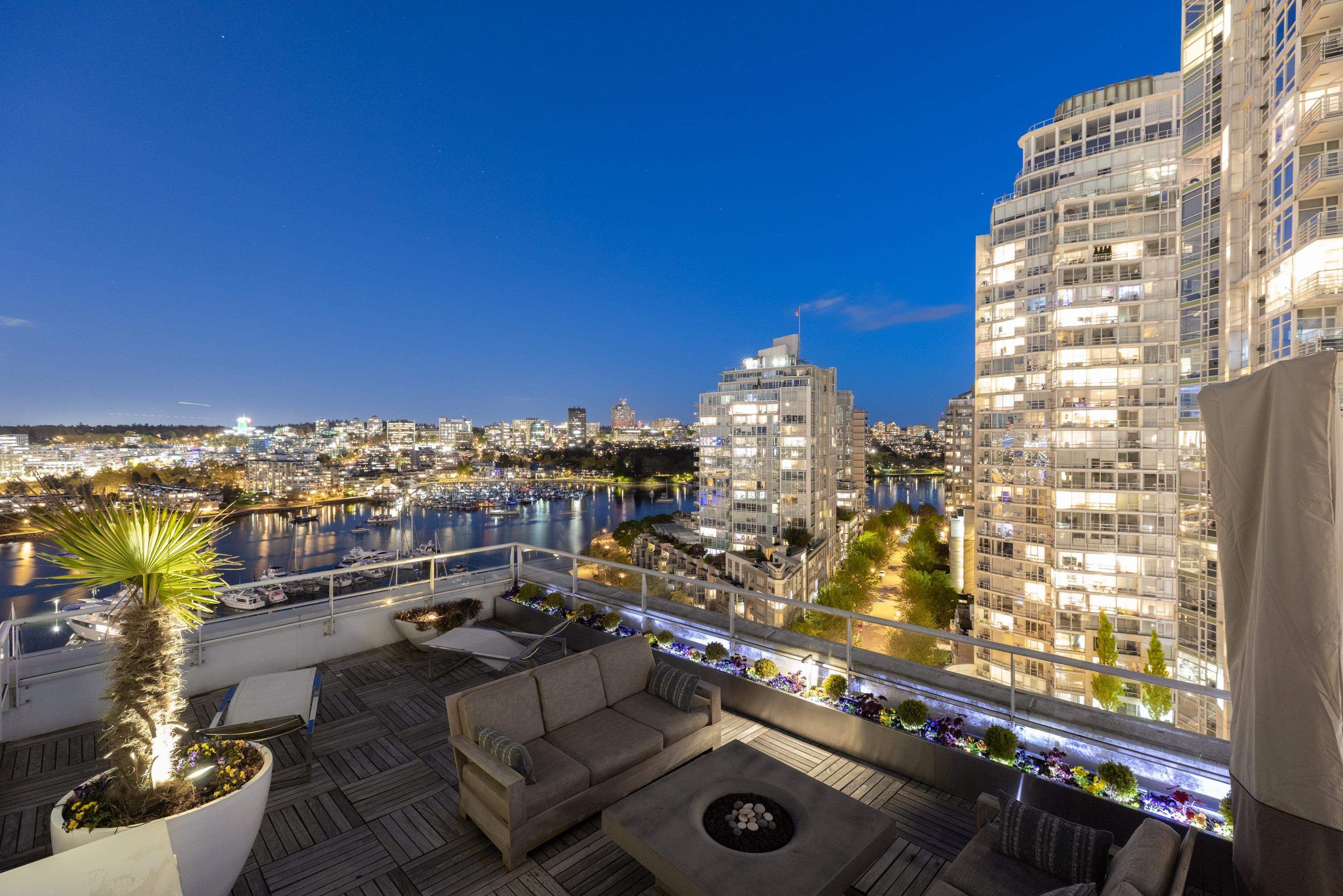 Main Photo: 1502 1111 MARINASIDE Crescent in Vancouver: Yaletown Condo for sale in "Aquarius" (Vancouver West)  : MLS®# R2702214