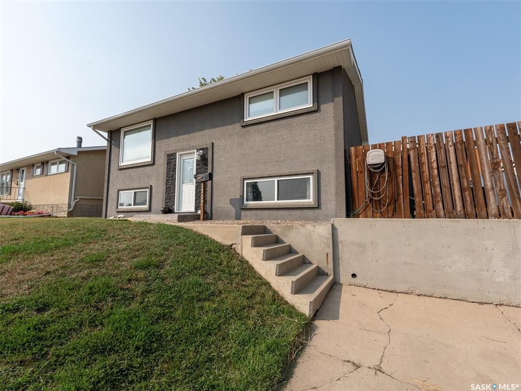 Main Photo: 1332 Athabasca Street West in Moose Jaw: Palliser Residential for sale : MLS®# SK944170