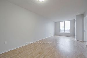 Photo 5: 705 11 Thorncliffe Park Drive in Toronto: Thorncliffe Park Condo for sale (Toronto C11)  : MLS®# C8172282