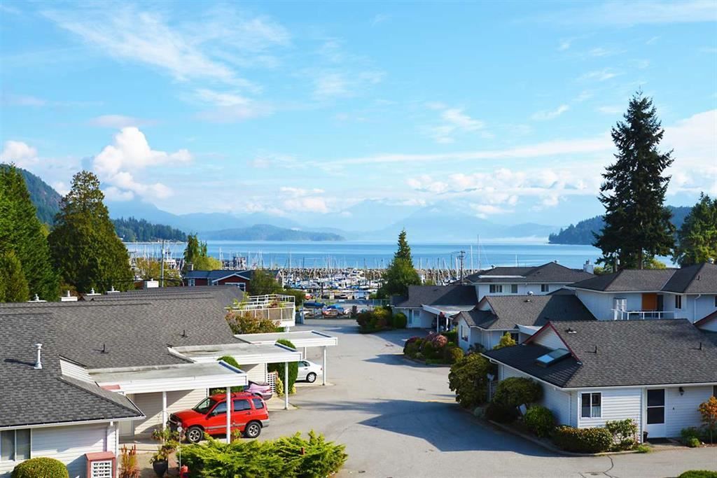 Main Photo: 6 699 DOUGALL Road in Gibsons: Gibsons & Area Townhouse for sale in "MARINA PLACE" (Sunshine Coast)  : MLS®# R2391394