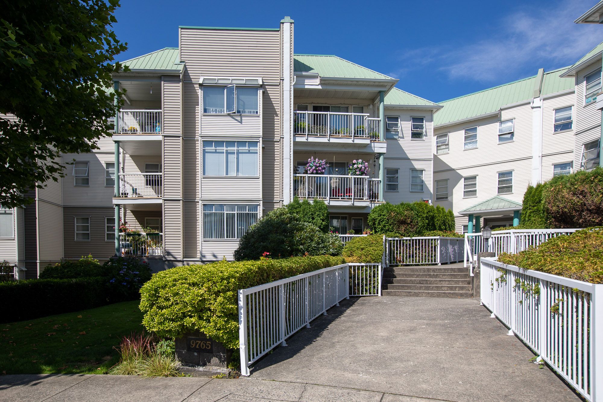 Main Photo: 216 9765 140 Street in : Whalley Condo for sale (Surrey)  : MLS®# R2488767