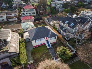 Photo 2: 4530 BELMONT Avenue in Vancouver: Point Grey House for sale in "Point Grey" (Vancouver West)  : MLS®# R2440130