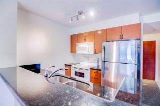 Photo 4: 710 2763 CHANDLERY Place in Vancouver: Fraserview VE Condo for sale in "RIVERDANCE" (Vancouver East)  : MLS®# R2243986