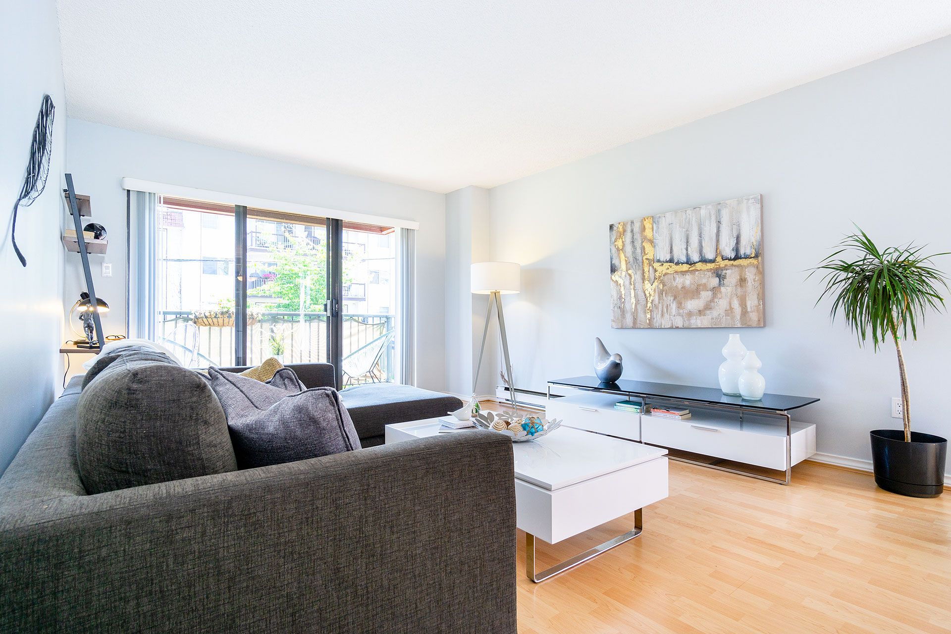 Photo 2: Photos: 411 2120 W 2ND Avenue in Vancouver: Kitsilano Condo for sale in "ARBUTUS PLACE" (Vancouver West)  : MLS®# R2394597