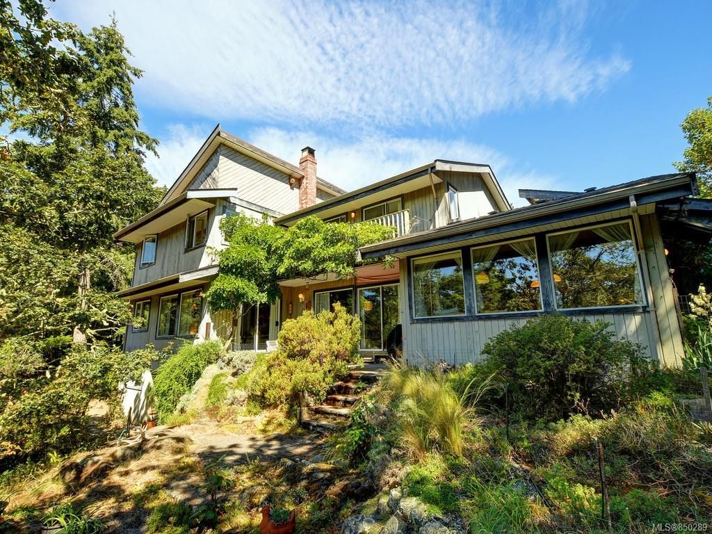 Main Photo: 1717 Woodsend Dr in Saanich: SW Prospect Lake House for sale (Saanich West)  : MLS®# 850289
