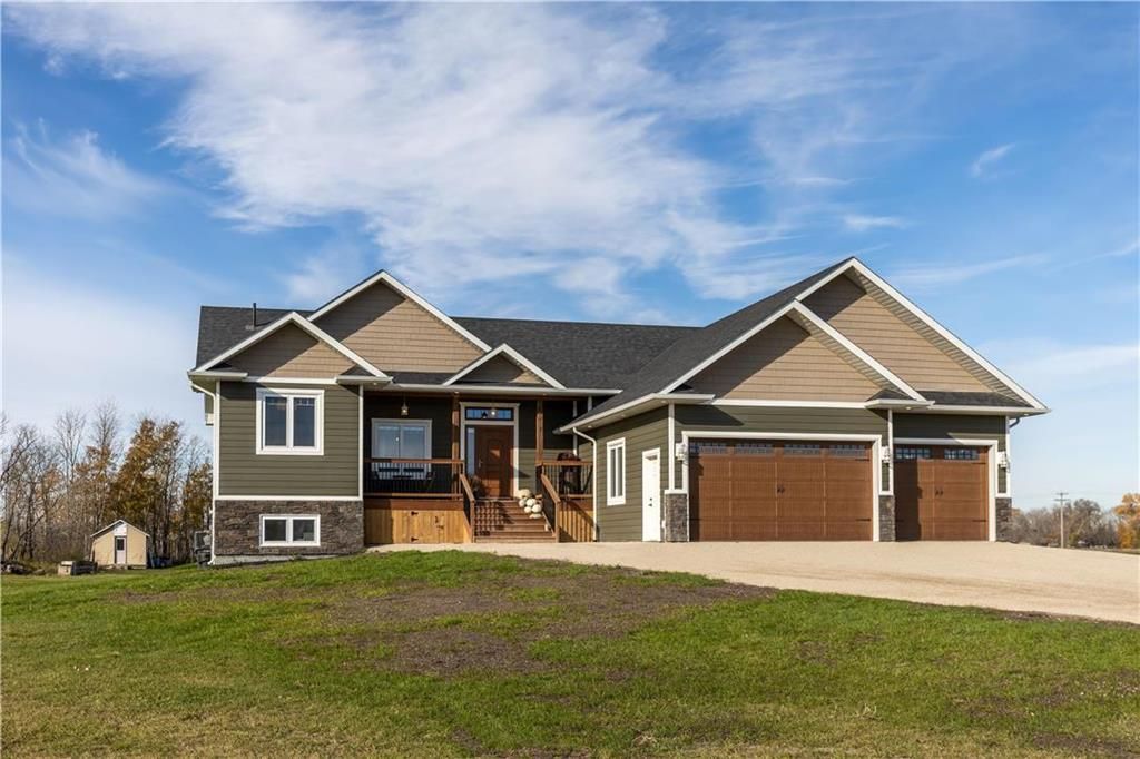 Main Photo: 32 East Gate Drive in Steinbach: R16 Residential for sale : MLS®# 202125507
