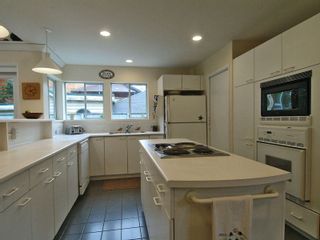 Photo 2: 2652 Bayview Street in Surrey: Crescent Bch Ocean Pk. House for sale (South Surrey White Rock)  : MLS®# F2710601