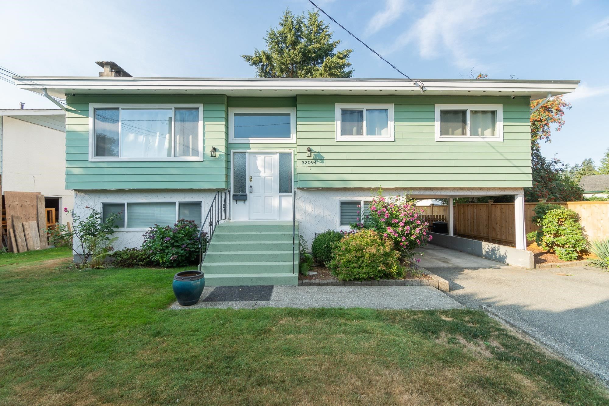 Main Photo: 32094 HILLCREST Avenue in Mission: Mission BC House for sale : MLS®# R2718391