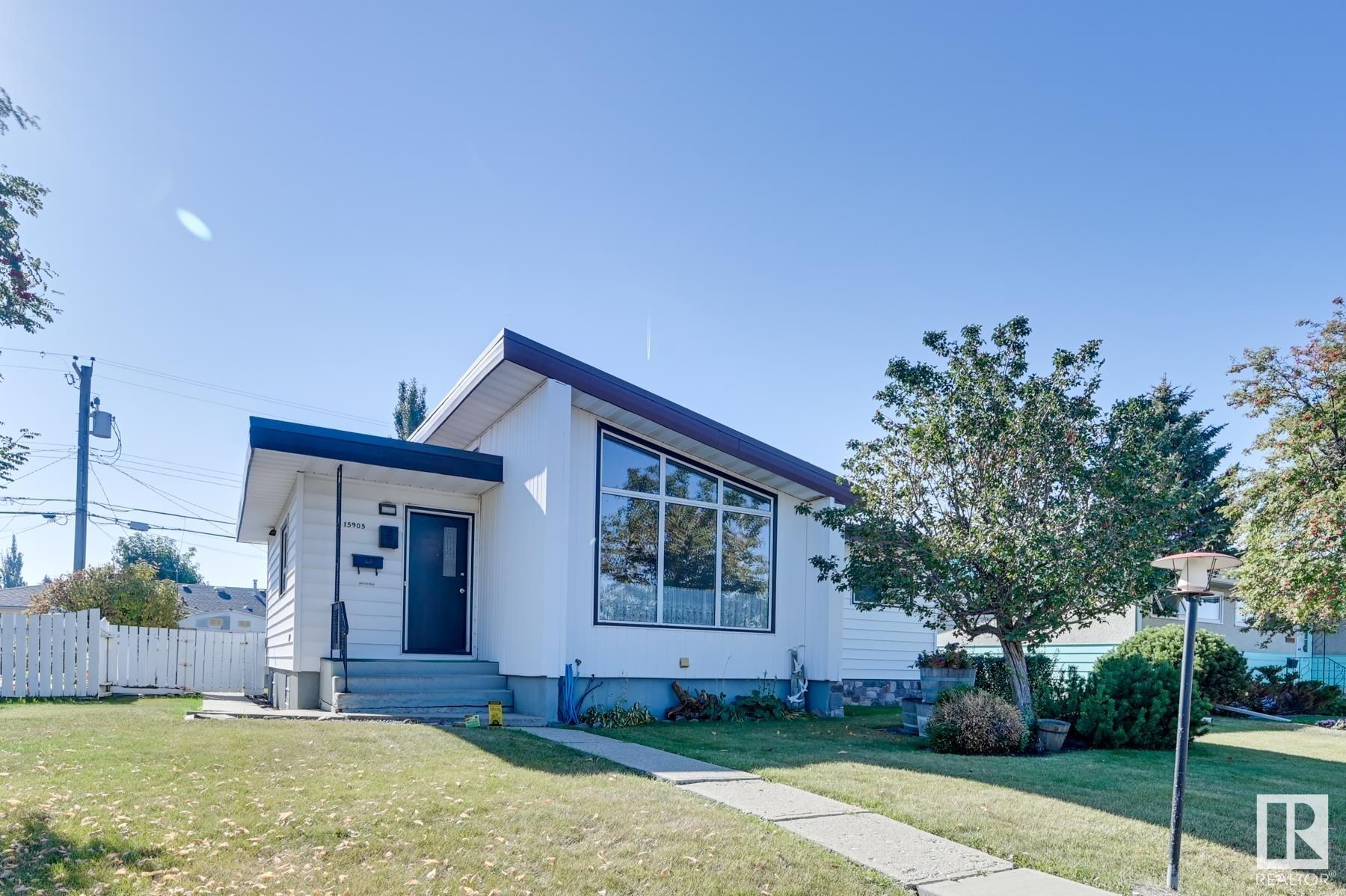 Main Photo: 15905 95 Avenue in Edmonton: Zone 22 House for sale : MLS®# E4318108