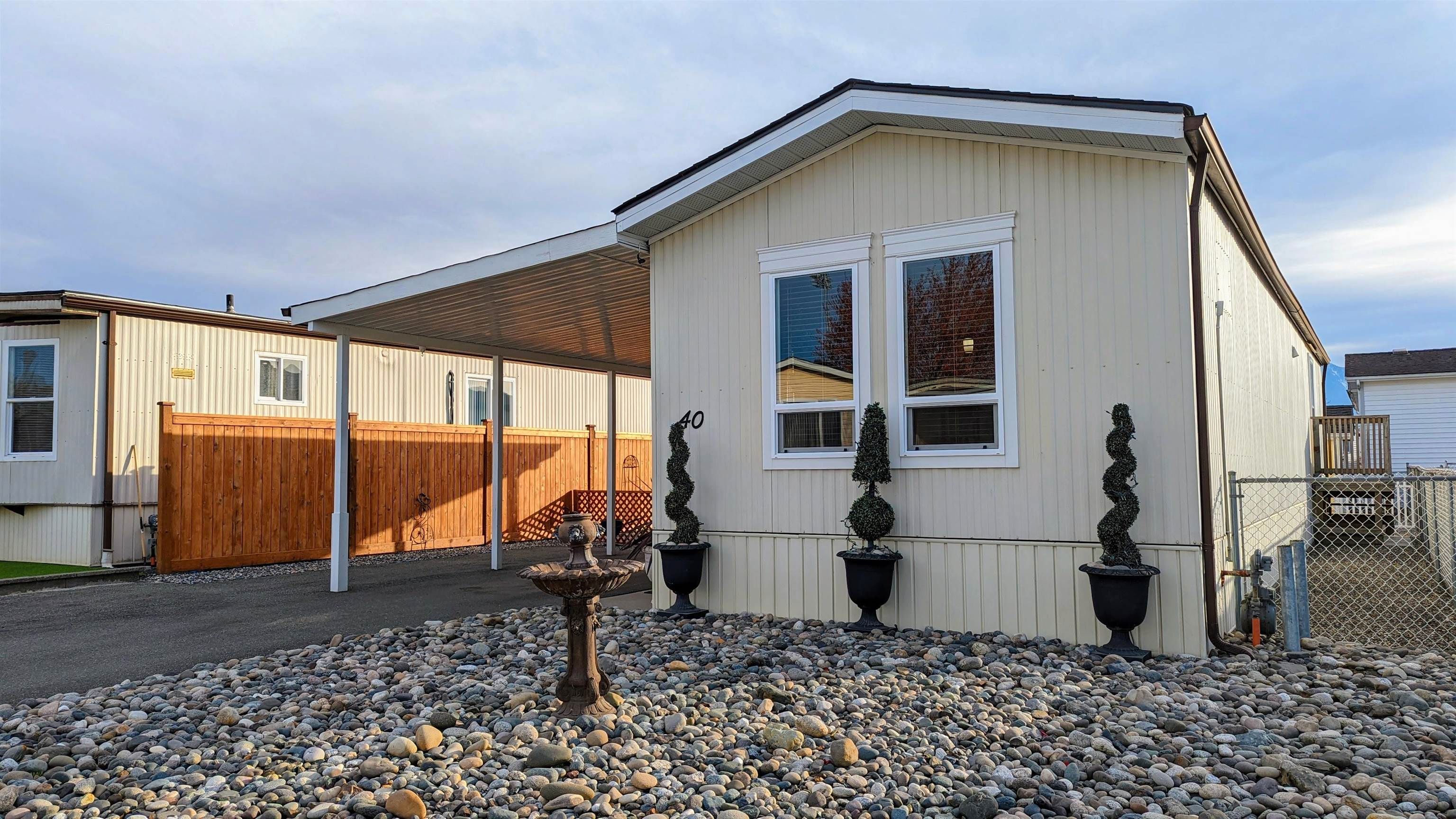 Main Photo: 40 9055 ASHWELL Road in Chilliwack: Chilliwack Proper West Manufactured Home for sale in "Rainbow Estates" : MLS®# R2748073