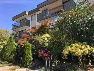 Photo 1: 106 1650 CHESTERFIELD Avenue in North Vancouver: Central Lonsdale Condo for sale in "Mountain View Apts" : MLS®# R2325524