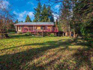 Photo 1: 7934 SOUTHWOOD Road in Halfmoon Bay: Halfmn Bay Secret Cv Redroofs House for sale in "Welcome Woods" (Sunshine Coast)  : MLS®# R2349359