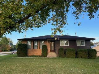 Photo 1: 113 4th Avenue in Gimli: House for sale : MLS®# 202326293