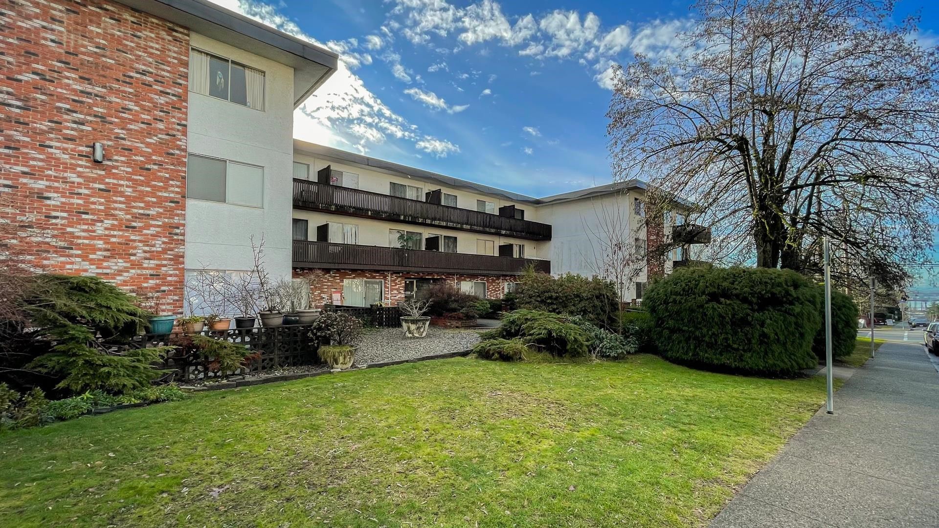 Main Photo: 204 910 FIFTH Avenue in New Westminster: Uptown NW Condo for sale in "ALDERCREST DEVELOPMENTS" : MLS®# R2655514