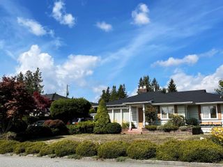 Main Photo: 932 WENTWORTH Avenue in North Vancouver: Forest Hills NV House for sale in "Forest Hills" : MLS®# R2815635
