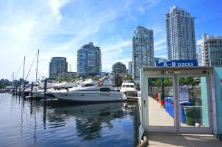 Photo 4: 42 1088 MARINASIDE Crescent in Vancouver: Yaletown Condo for sale in "QUAYSIDE MARINA" (Vancouver West)  : MLS®# R2376189