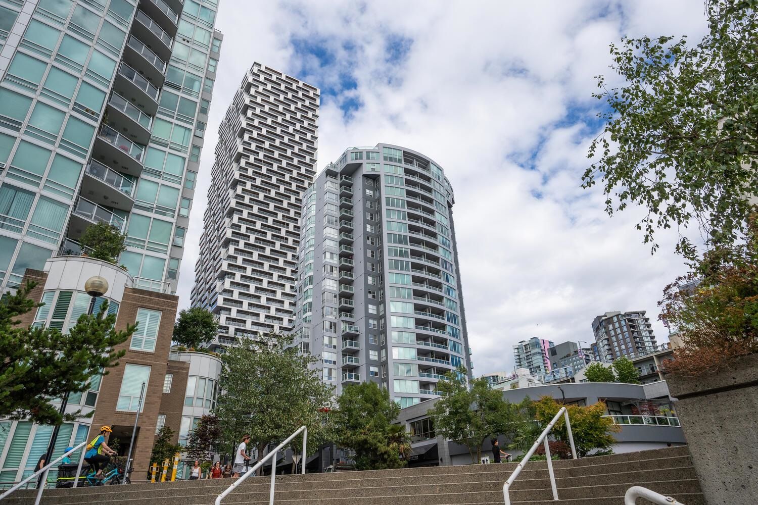 Main Photo: 703 1500 HOWE Street in Vancouver: Yaletown Condo for sale in "THE DISCOVERY" (Vancouver West)  : MLS®# R2800161