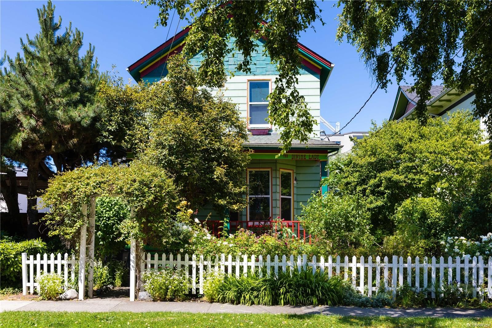Main Photo: 1044 Burdett Ave in Victoria: Vi Downtown House for sale : MLS®# 907281