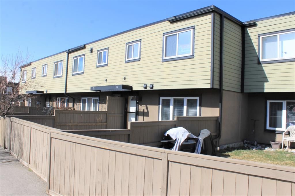 Main Photo: 73 3809 45 Street SW in Calgary: Glenbrook Row/Townhouse for sale : MLS®# A1166283