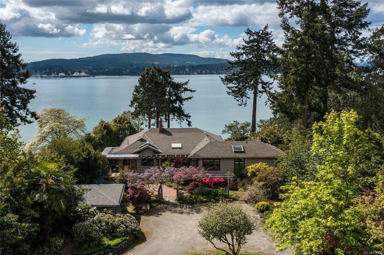 Main Photo: 955 Towner Park Rd in North Saanich: NS Deep Cove House for sale : MLS®# 930426