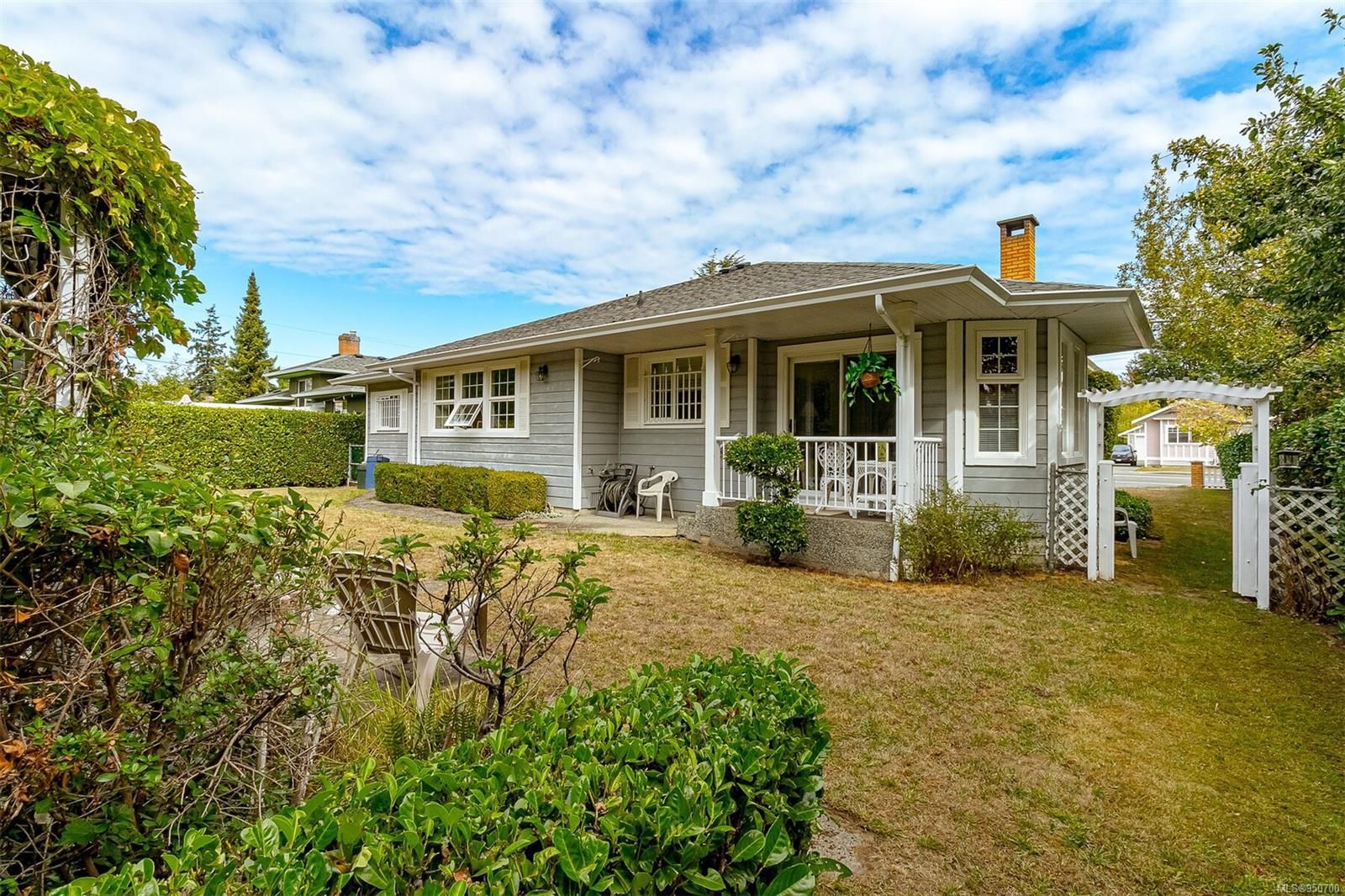 Main Photo: 2626 Foul Bay Rd in Saanich: SE Camosun House for sale (Saanich East)  : MLS®# 950700