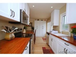 Photo 3: 2568 Eastdowne Rd in VICTORIA: OB Henderson House for sale (Oak Bay)  : MLS®# 514804