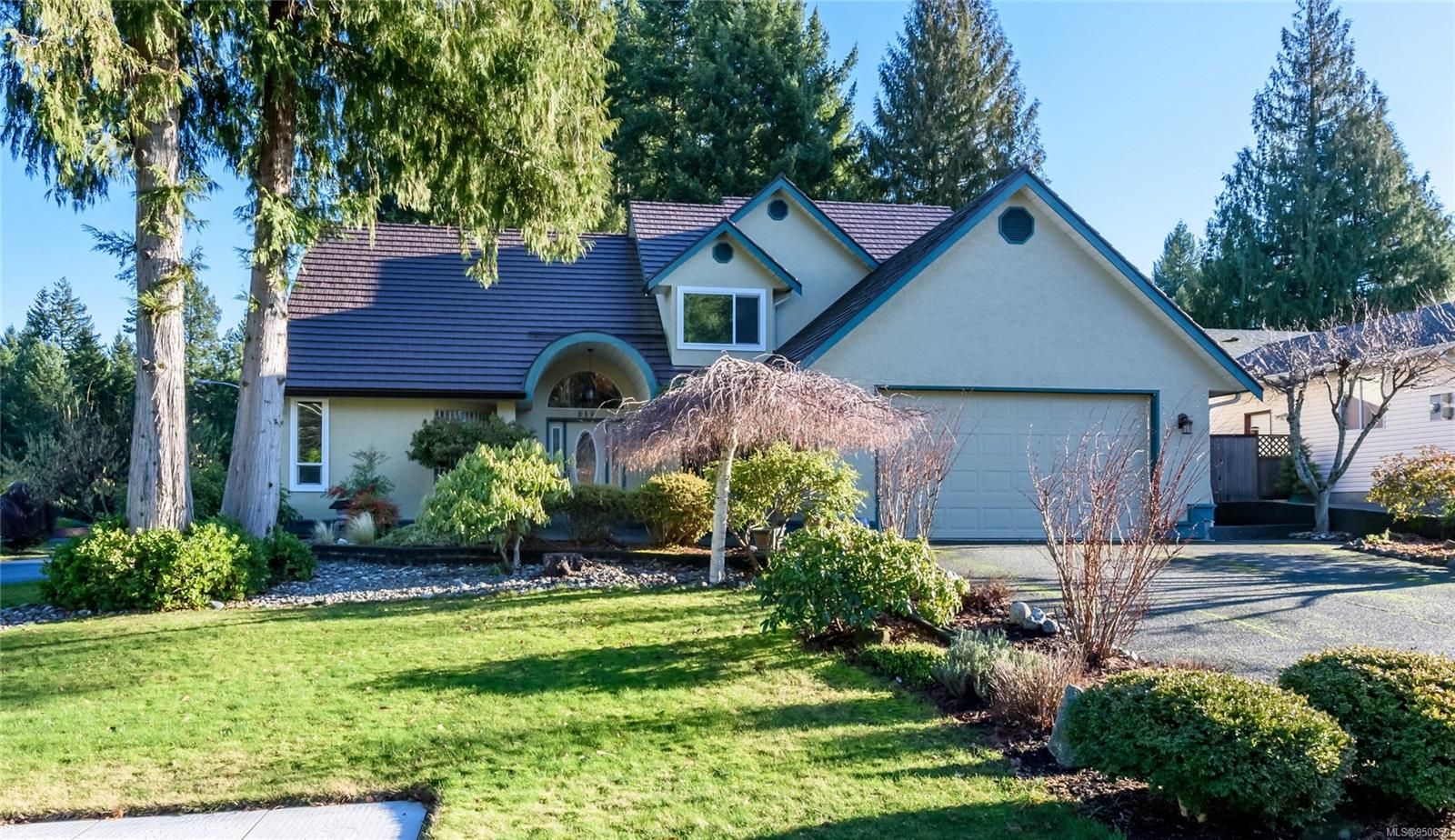 Main Photo: 918 Highwood Dr in Comox: CV Comox (Town of) House for sale (Comox Valley)  : MLS®# 950650