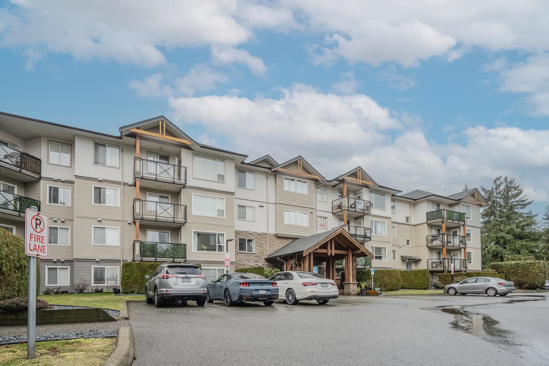 Main Photo: 302 2955 DIAMOND Crescent in Abbotsford: Abbotsford West Condo for sale in "Westwood" : MLS®# R2844379
