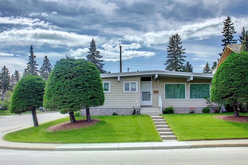 FEATURED LISTING: 5415 Lakeview Drive Southwest Calgary