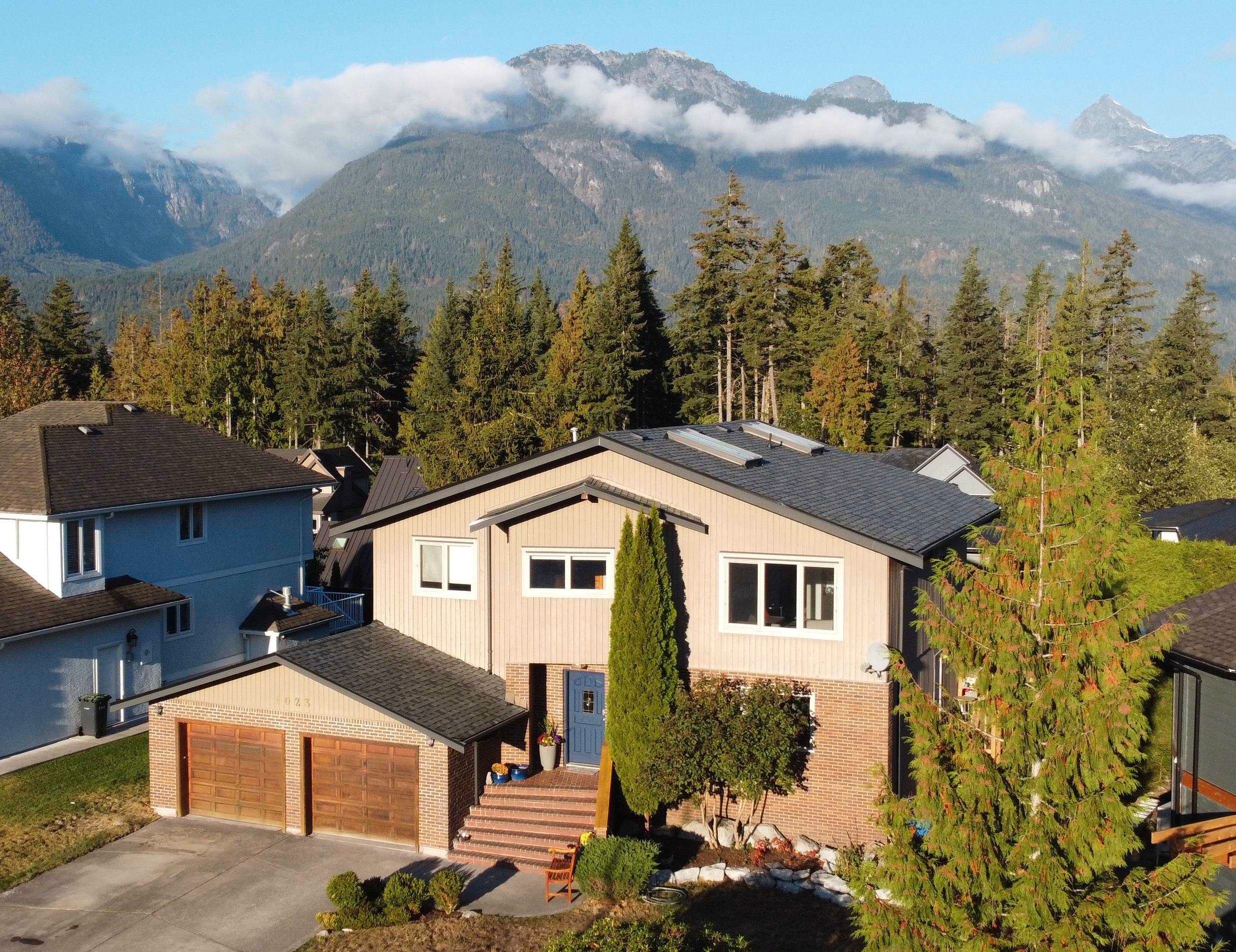 Main Photo: 1023 CONDOR Road in Squamish: Garibaldi Highlands House for sale in "Thunderbird Creek" : MLS®# R2729798