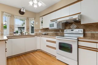 Photo 5: 6119 W BOUNDARY Drive in Surrey: Panorama Ridge Townhouse for sale in "Lakewood Gardens" : MLS®# R2725303
