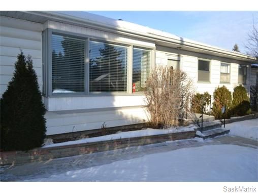 Main Photo: 2208 Clarence Avenue South in Saskatoon: Queen Elizabeth Single Family Dwelling for sale (Saskatoon Area 02)  : MLS®# 561108